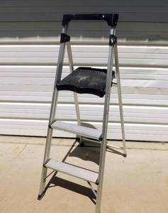 lot 72 image: Tricam Commerical Type II Step Stool