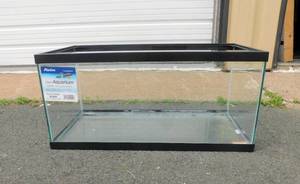 lot 31 image: 40 Gallon Aqueon Glass Breeder Aquarium