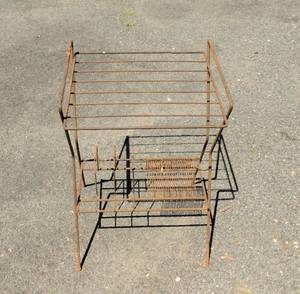 lot 59 image: Vintage Metal Record Album Stand