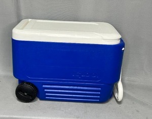 lot 12 image: Blue and White Igloo Cooler with Handle on Wheels - Excellent Condition