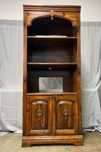 lot 39 image: Wooden 2 Shelf 2 Door Bookcase