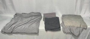lot 43 image: King SZ Fitted & Flat Sheets & 3 Pillow Cases