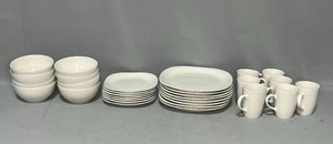 lot 64 image: Thomson Pottery Dishware