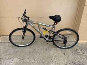 lot 165 image: Mongoose Aluminum DXR AL 21 Speed Mountain Bike