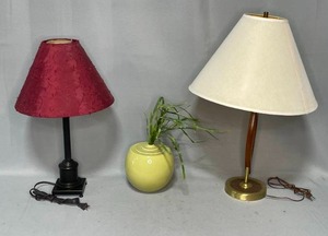 lot 135 image: Two End Table Lamps with Decorative Vase
