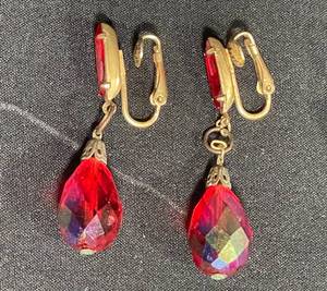lot 204 image: VTG Costume Jewelry Clip on Earrings - Gold Tone with Red Jewel, Silver Tone w Stone