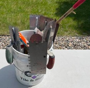 lot 26 image: Assorted Tiling and Grouting Tool Lot