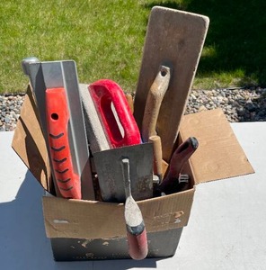 lot 29 image: Lot of Assorted Hand Tools and Trowels