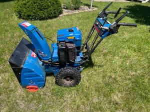 lot 4 image: Yamaha YS624 Snowblower