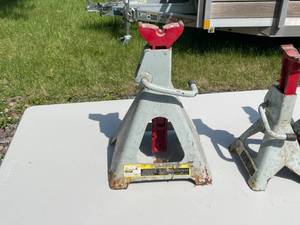 lot 221 image: Lot of 4 Heavy-Duty Steel Jack Stands