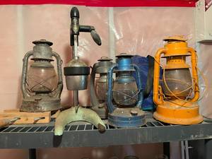 lot 162 image: Vintage Lantern Collection & Manual Juicer