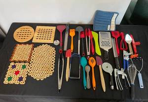 lot 114 image: Lot of Misc Kitchen Utensils