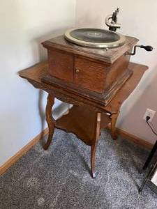 lot 89 image: Antique Crank Victrola Record Player (Victor) & Table - untested