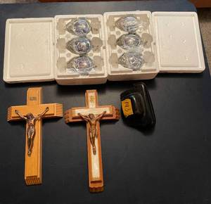lot 184 image: Lot of Crucifixes and Holiday Decor
