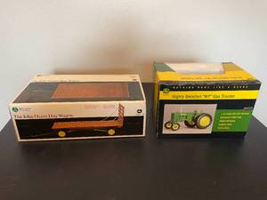 lot 189 image: John Deere Die-Cast Collectible Set MT Gas Tractor & Hay Wagon