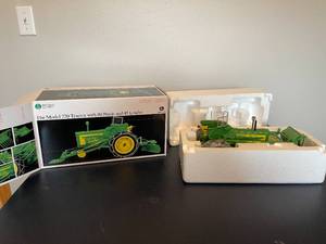 lot 192 image: Ertl Precision Classics John Deere 720 Tractor with 80 Blade and 45 Loader 116 Scale