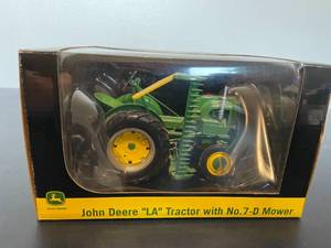 lot 205 image: John Deere LA Tractor with No. 7-D Mower Die Cast 116 Scale Replica