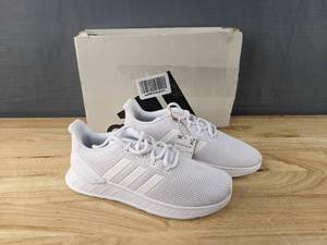 lot 50 image: New Mens Adidas Questar Flow NXT Size 9 L