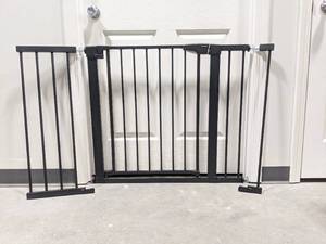 lot 82 image: New Mumeasy Baby Safety Gate B