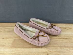 lot 124 image: Minnetonka Moccasin Womens Pink Size 7W N