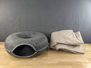 lot 127 image: Pet Bundle Cat Tunnel Bed and Pet Car Seat Cover B