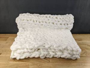 lot 128 image: White Chunky Knit Throw B