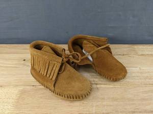 lot 52B image: New Minnetonka Kids Classic Fringe Softsole Boot Toddler Size 5 Brown N