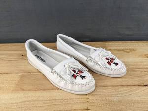 lot 79B image: Minnetonka Moccasin Thunderbird Shoes Womens Size 8 White N