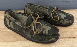 lot 65G image: New Minnetonka Moccasin Mens Size 9 Camo N