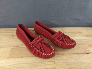 lot 59G image: Brand New Minnetonka Kilty Hardsole Moccasins, Womens Size 9.5 in Red N