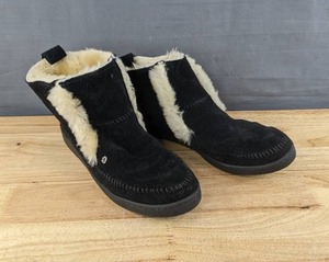 lot 66B image: Minnetonka Jade Suede Sheepskin Boots Womens Size 9 Black N