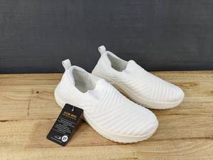 lot 141 image: Brand New Slow Man Womens Size 5.5 Sneakers White L