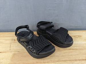 lot 138 image: ONCAI Arch Support Hiking Sandals, Womens Size 7 in Black L