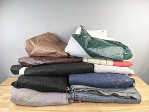 lot 140 image: A Collection of Moving Blankets and Tarps in Various Sizes & Condition N