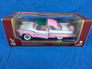 lot 21 image: New 1955 Ford Fairlane Crown Victoria 118 Scale