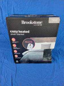 lot 59 image: Brookstone SleepBetter Cozy Heated Twin Plush Blanket