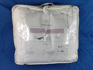 lot 96 image: New Threshold White Feather & Down All Seasons King Cali King Size Comforter