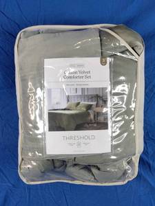 lot 102 image: New Cotton Velvet FullQueen Comforter Set