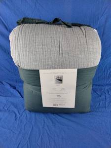 lot 121 image: New Casaluna King Size Comforter Set in Grey and Green