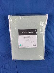 lot 122 image: New Madison Park Liquid Cotton King Size Blanket in Green