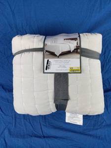 lot 124 image: New Threshold Full  Queen Channel Stitch Velvet Quilt in Creamy White