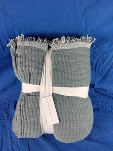lot 125 image: New Green Casaluna King Size Reversible Throw Blanket