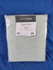 lot 126 image: New Green Madison Park Liquid Cotton Twin Size Blanket