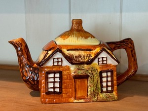 lot 26 image: Vintage Price Kensington Ye Olde Cottage Ware Porcelain Teapot