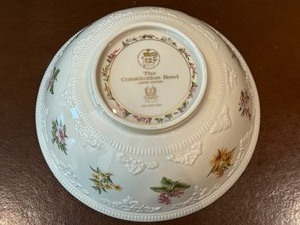 lot 27 image: Lenox The Constitution Bowl Limited Edition USA Fine Ivory China 24k Gold Trim