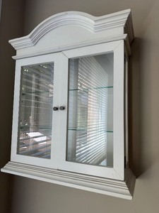 lot 50 image: Small White Wall Mounted Display Cabinet