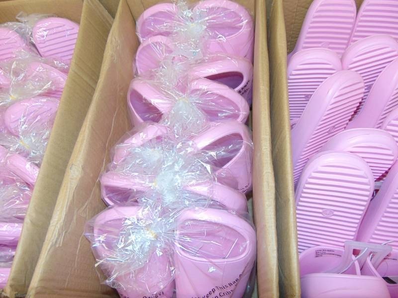 lot 64 image: 18 Pack Lot Robbie Slide Sandals - Pink - Wild Fable - Womens Size 9