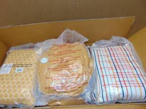 lot 15 image: 16 Pack Mixed Pillows