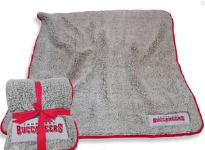 lot 32 image: 24 Pack Team Blankets