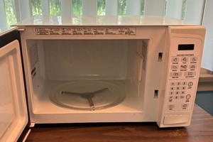 lot 89B image: White General Electric Microwave